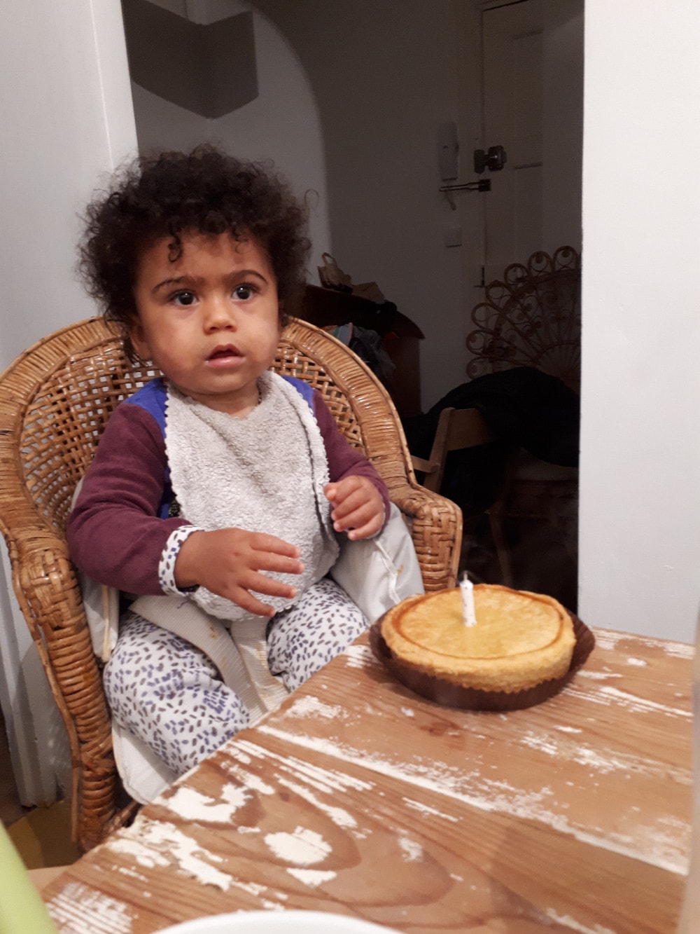 Adao avec son gateau improvisé d'anniversaire